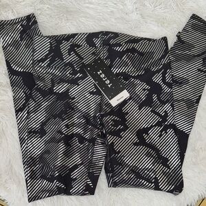 Terez Leggings Foil Print Black/Gold Size Medium New with tags